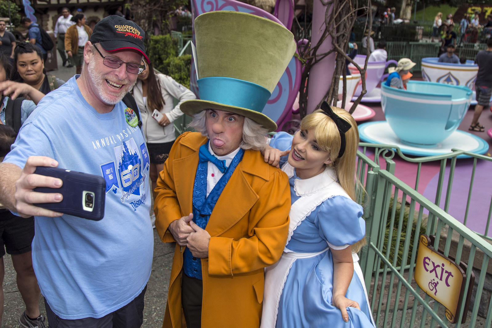 Jeff Reitz, who has visited the parks of the Disneyland Resort every day since January 1, 2012, marked his 2,000th consecutive visit on Thursday, June 22