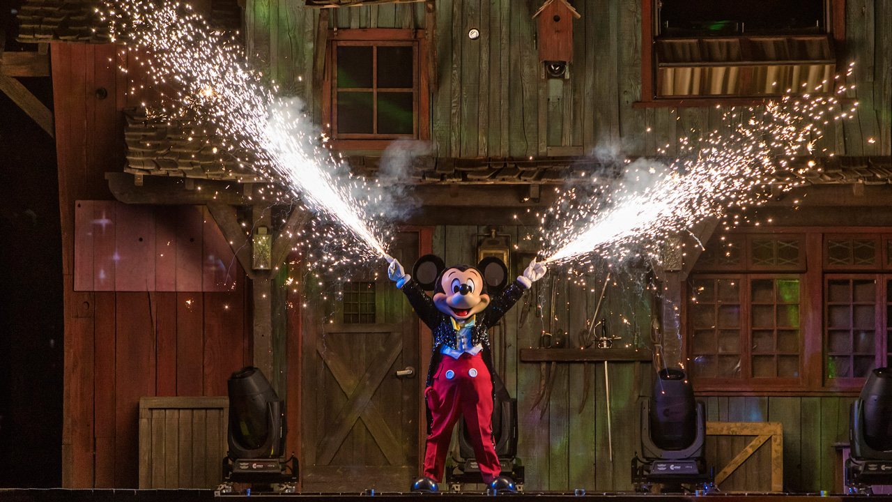 #DisneyParksLIVE to Stream Fantasmic! from Disneyland on August 9 Starting at 8:55PM